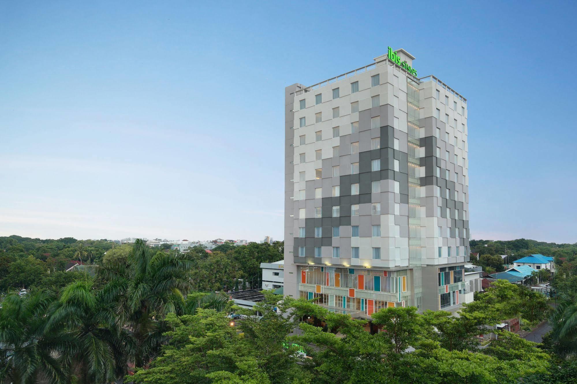 Ibis Styles Makassar Sam Ratulangi Hotel Exterior photo